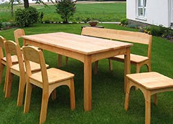 Tisch, Sitzbank, Stühle, Hocker aus Erle